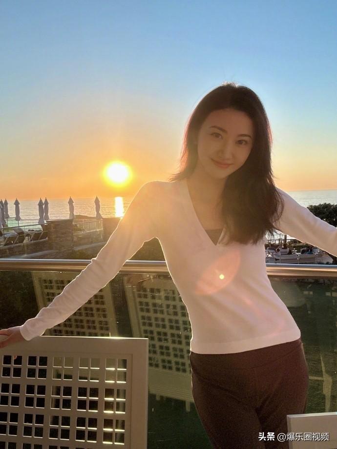 景甜最新照片，太美了！
海边落日把温柔都披在身上啦✨ 小甜甜这组照片也太治愈了，