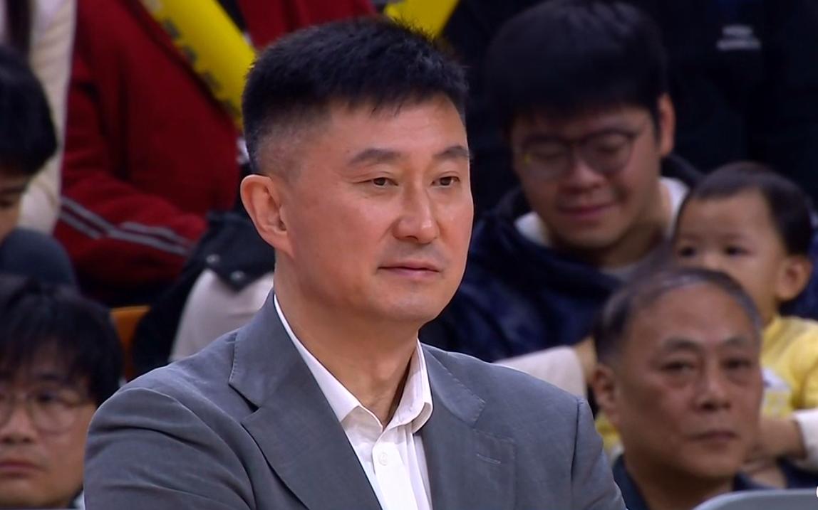 杜锋压力山大！搞不好，或许有下课的危机。
上个月，广东队主教练杜锋高调表示要带领