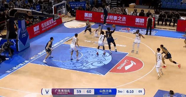 稳！！！王洪泽篮下抛投稳稳命中，广东队本场比赛首次领先比分，上半场一度落后19分