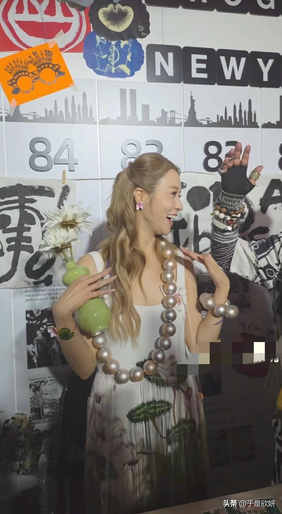 千亿阔太也玩疯！徐子淇戴“叉子眼镜”逛艺术展，豪门贵妇的松弛感太绝了！
---