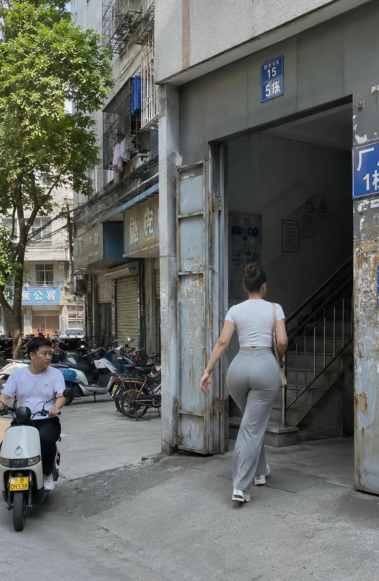 为了等她下楼
我整整在门口蹲了一宿