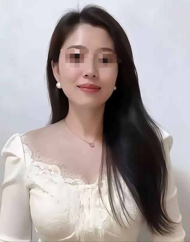江西，一女子水性 杨花的，在网上同时谈了两个男朋友，女子打扮的很漂亮，身材也是高