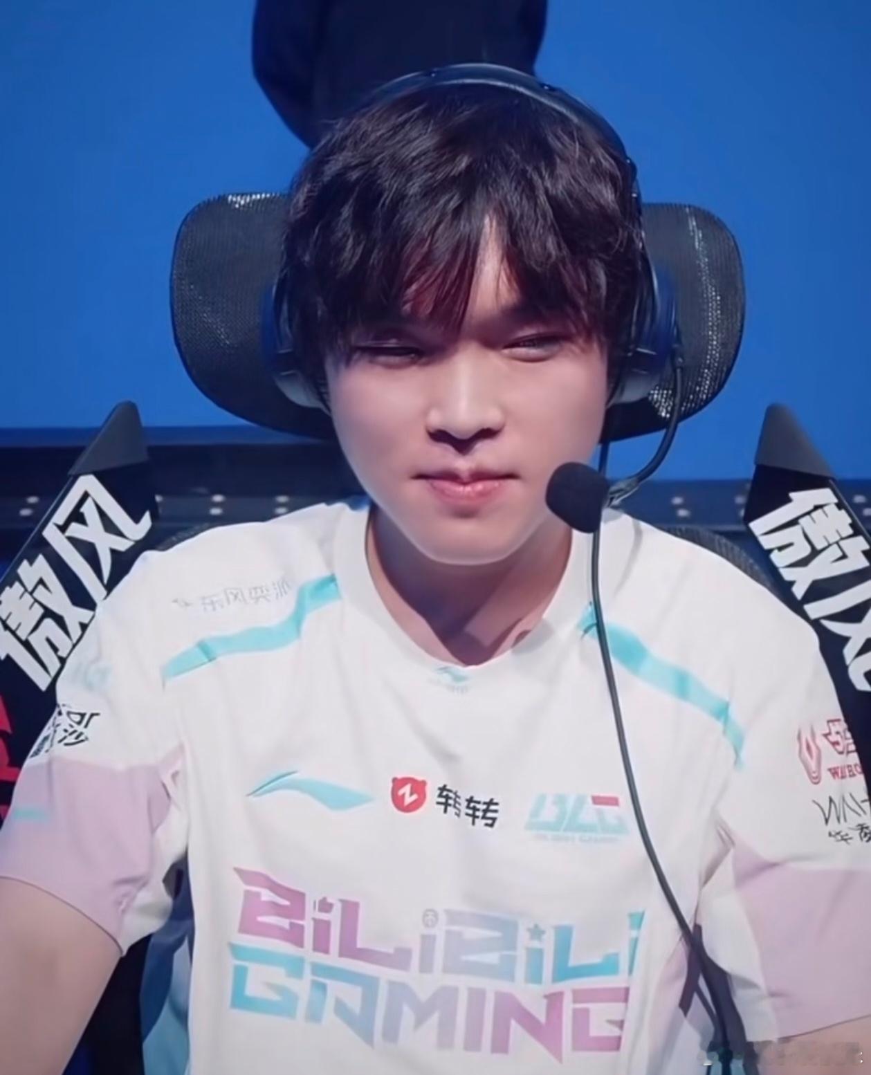 电竞圈的氛围感今夜喜友秀节目请到冠军上单Bin，金句频出笑点密集，网友直呼电竞圈