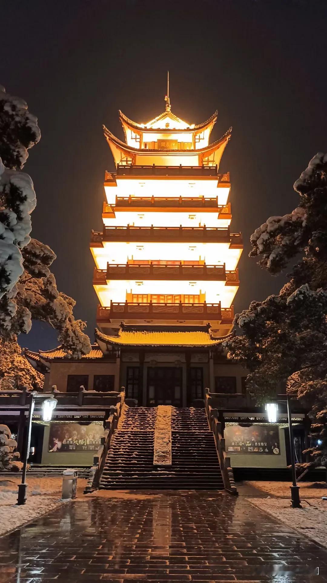 #株洲下雪# 你要写湖南，就不能只写湖南，你应该写满眼落花飞絮，回首琼林玉树的神