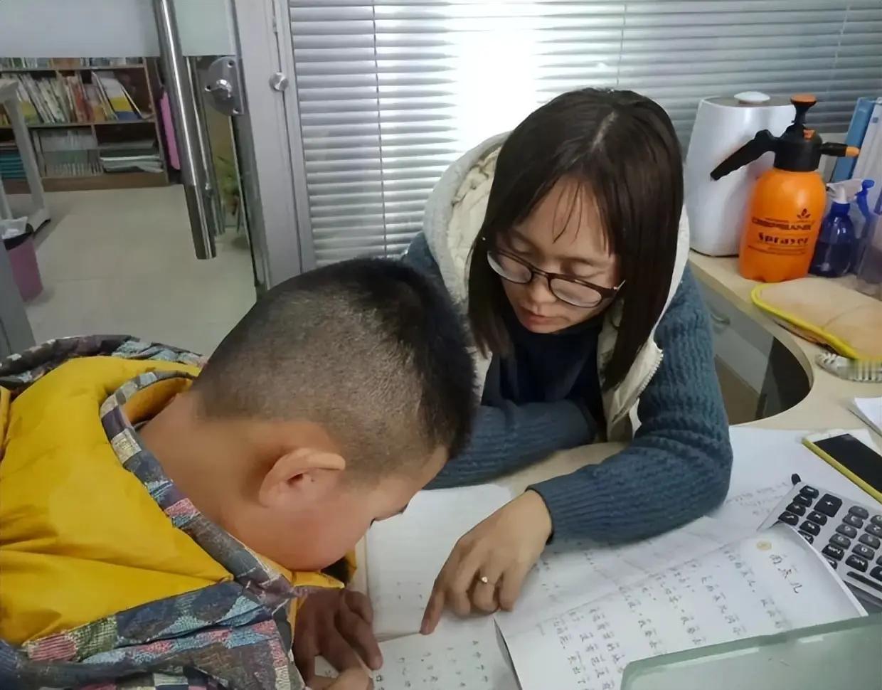 我对门只有一个女儿，男的在国企上班，女的在民企当会计的，她女儿读小学的时候，她都