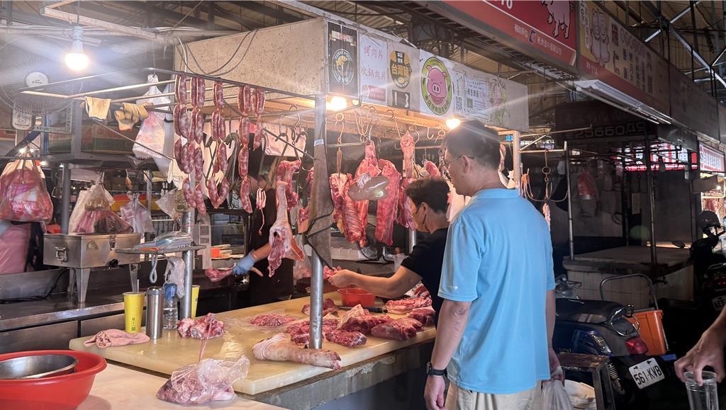 台南市政府市场处统计,截至今天已超过9成猪肉摊商没营业,图为上周民众赶着买猪肉库