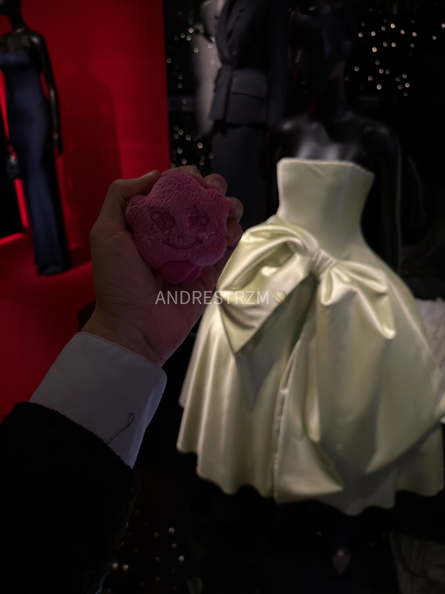 JISOO的绿裙它被纳入巴黎La Galerie Dior的展览之中 💚 