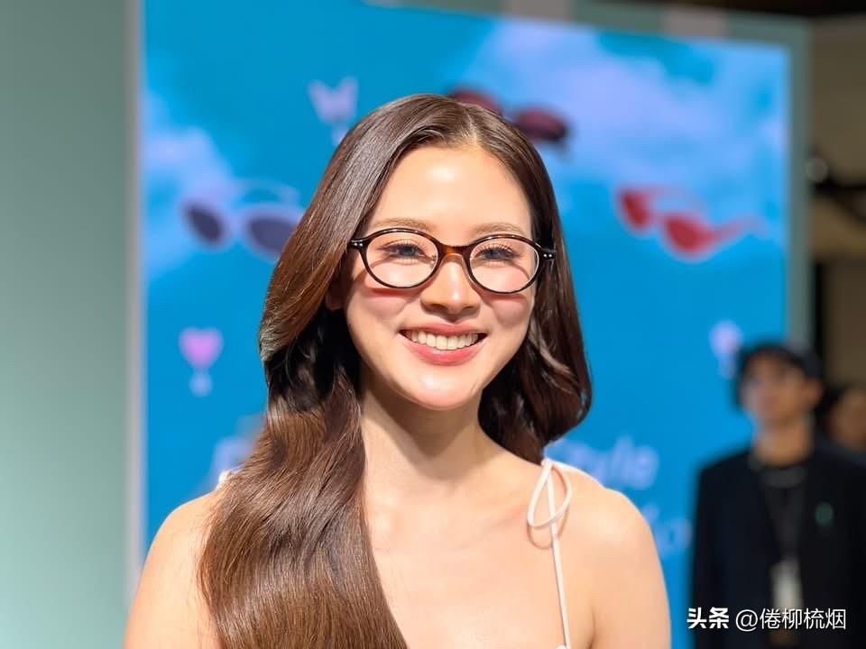 今天是很有书生气的Baifern。。👓👓