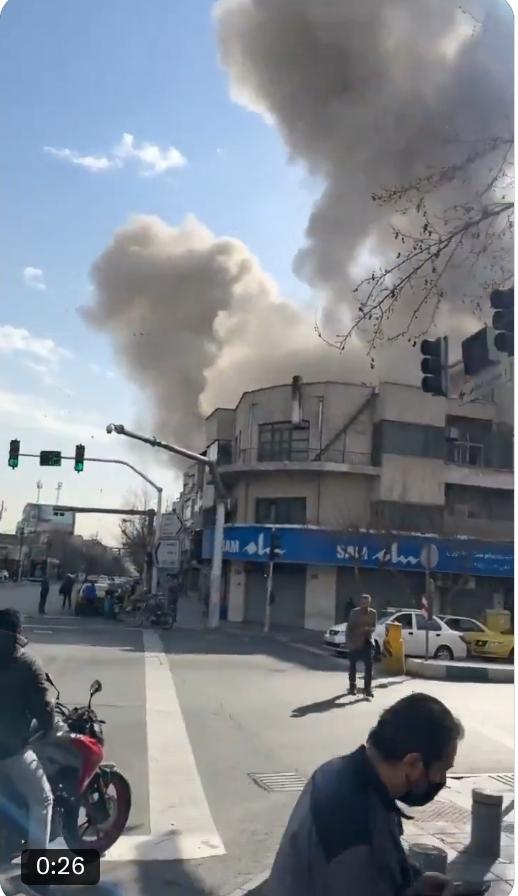 美国官员证实了针对伊朗的联合军事行动。一位官员表示，空袭正在进行中，并称其“规模