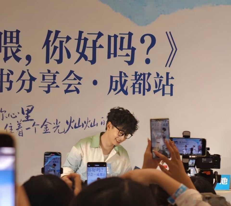 齐思钧每天都要过得巴适安逸 小齐不仅学了四川话，还带着巴适安逸的祝福来到成都，真