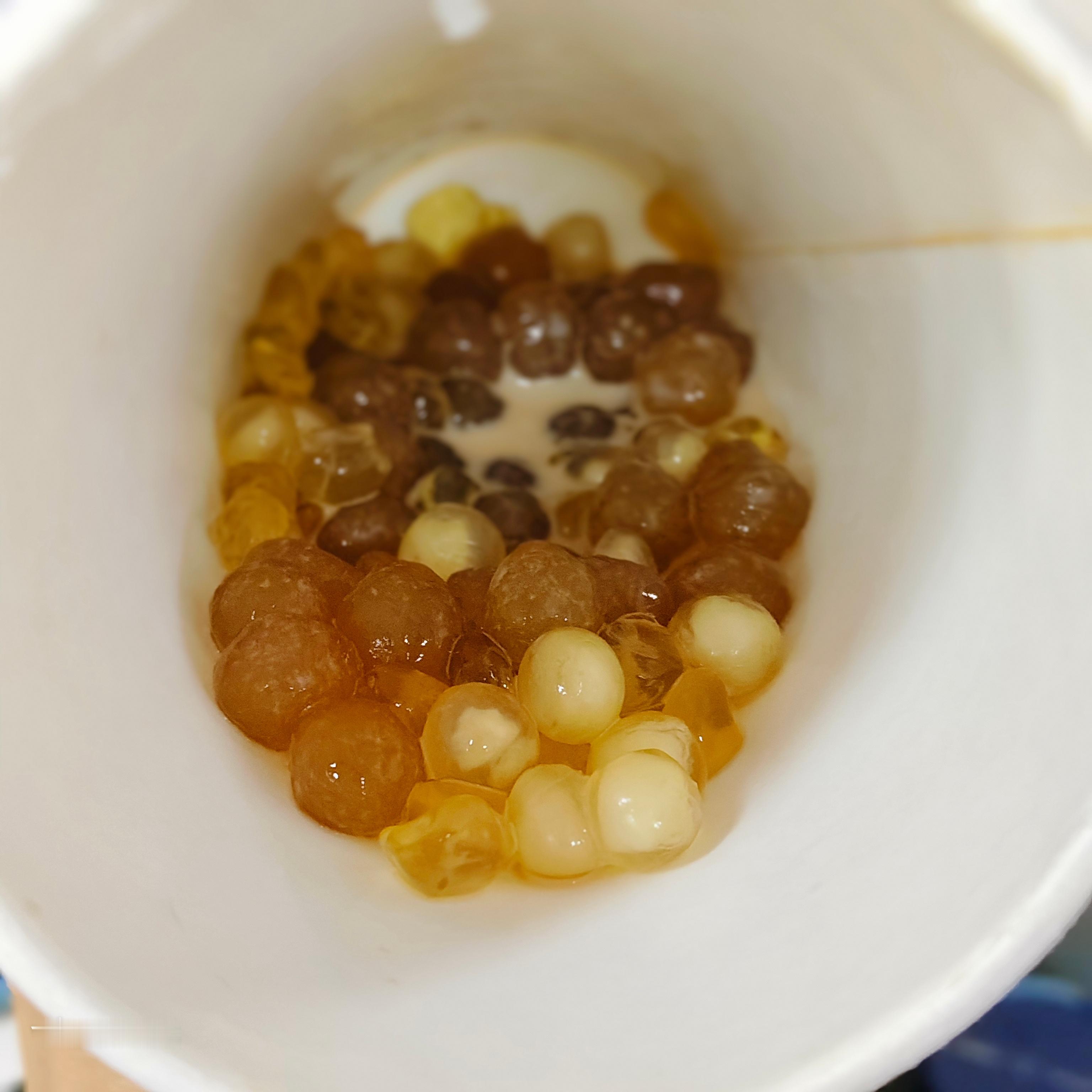 点一杯奶茶，加半杯小料，喝完饱了[老师爱你] ​​​