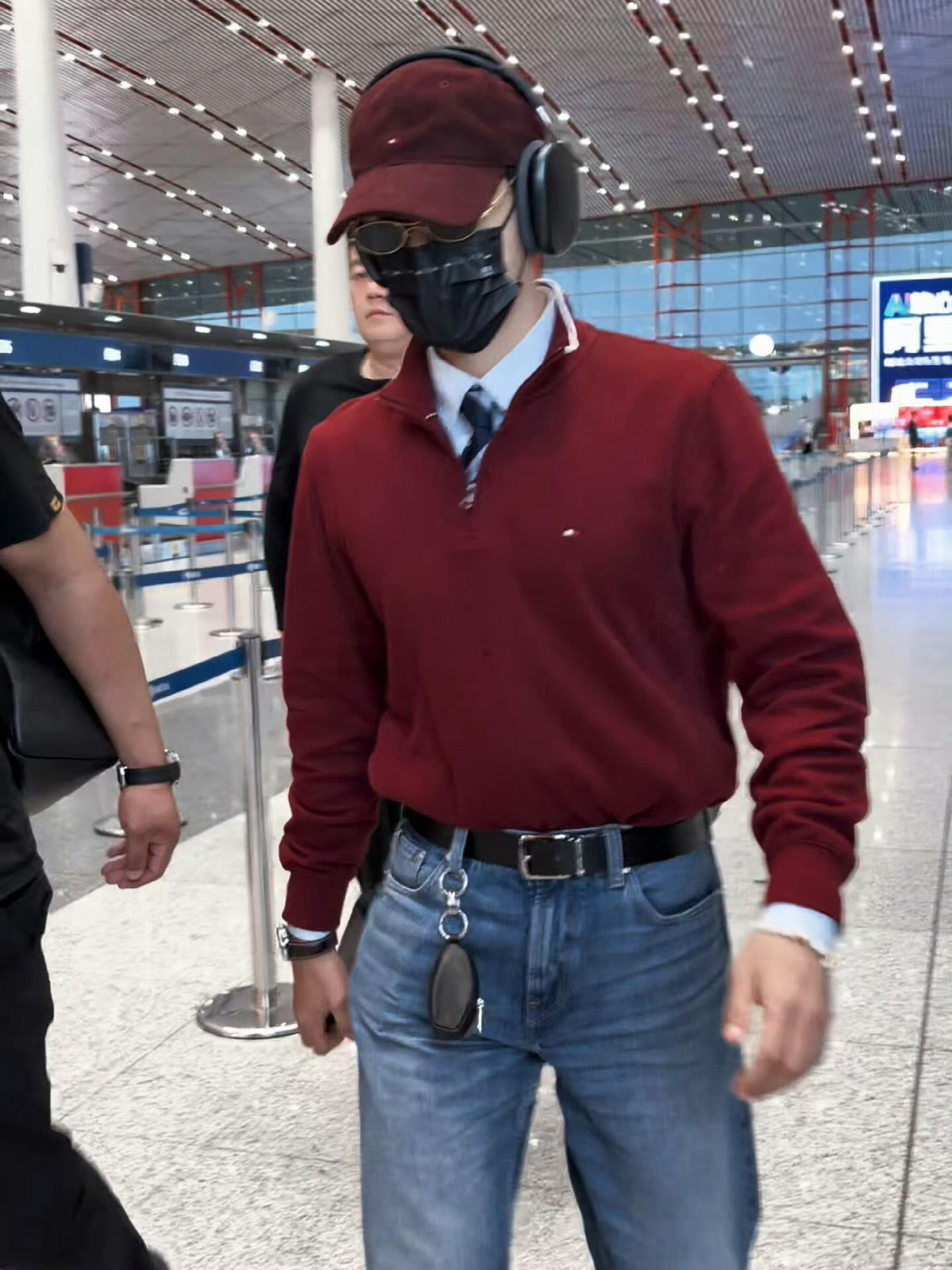 于适启程纽约时装周，全球代言人身着TOMMY HILFIGER 酒红色针织上衣内