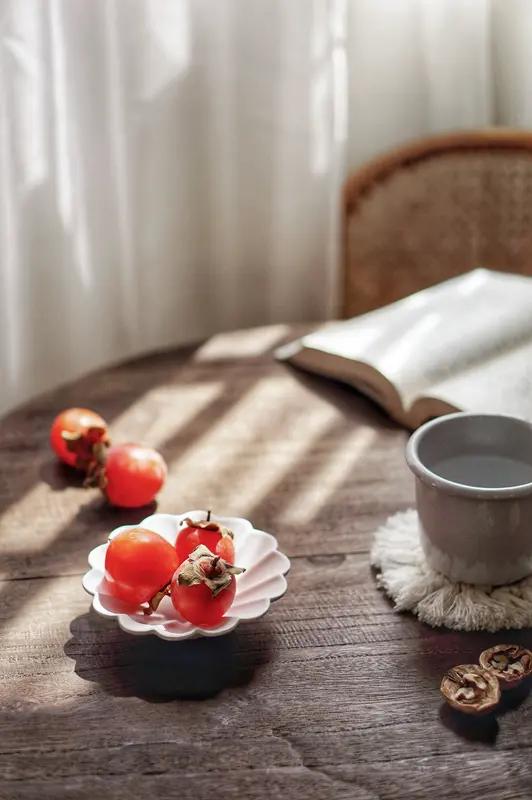 幸福就是在平淡日子里，清晨被家人的呼吸声环绕，午后于树荫下享受书页被微风轻拂的声