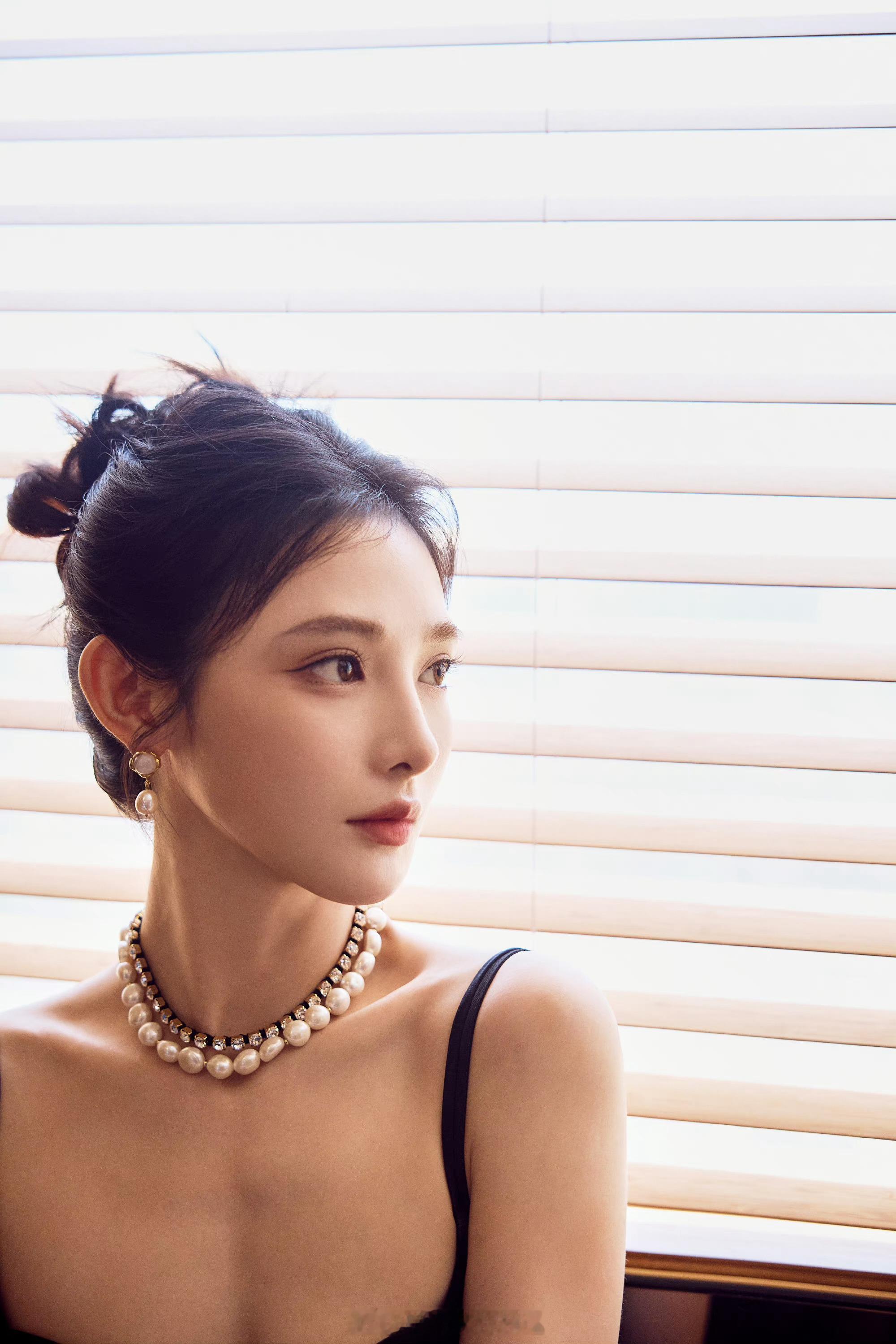 彭小苒黑色吊带裙 ​​​