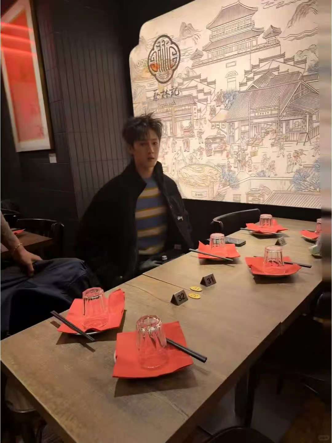 巴黎偶遇李昀锐吃中餐巴黎偶遇李昀锐吃热干面巴黎偶遇李昀锐吃热干面，就这个湖北魂！