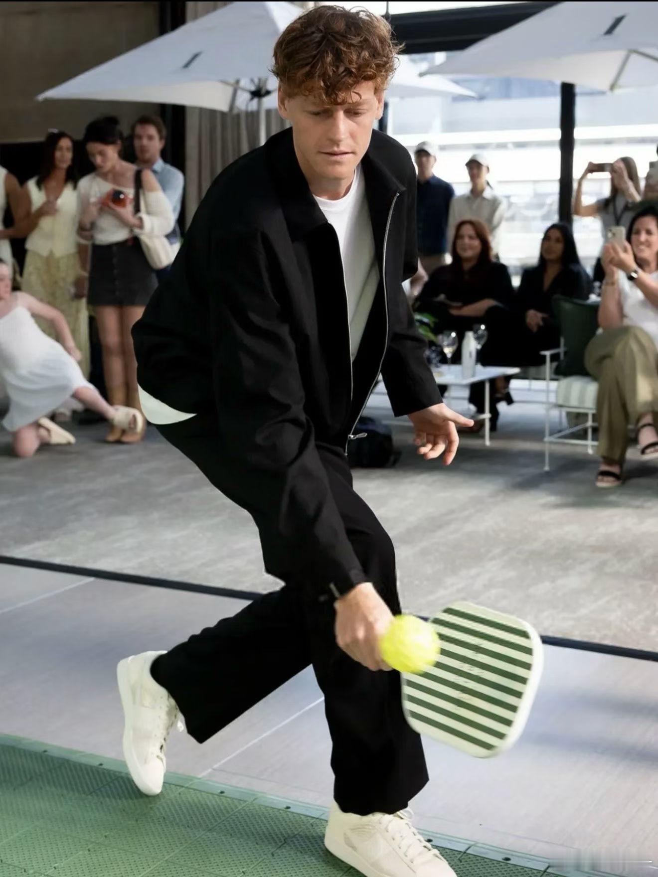 大坂直美和辛纳打匹克球！最大的感受就是匹克球的普及越来越广了。而且水平差距很低，