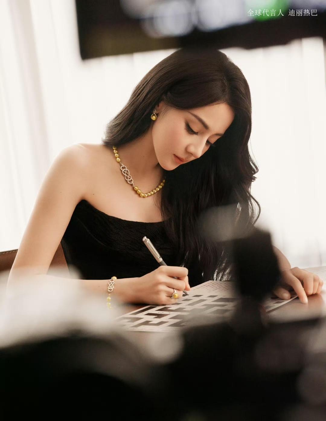 迪丽热巴MIKIMOTO御木本最新新春大片啊！！！这可真是美神降临人间啦，美得惊