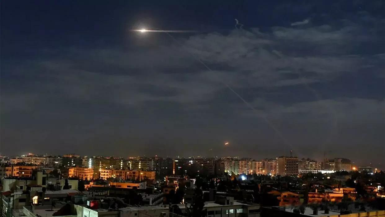 媒体：以色列对大马士革郊区发动导弹袭击，叙防空系统击落部分导弹

来源:俄罗斯卫