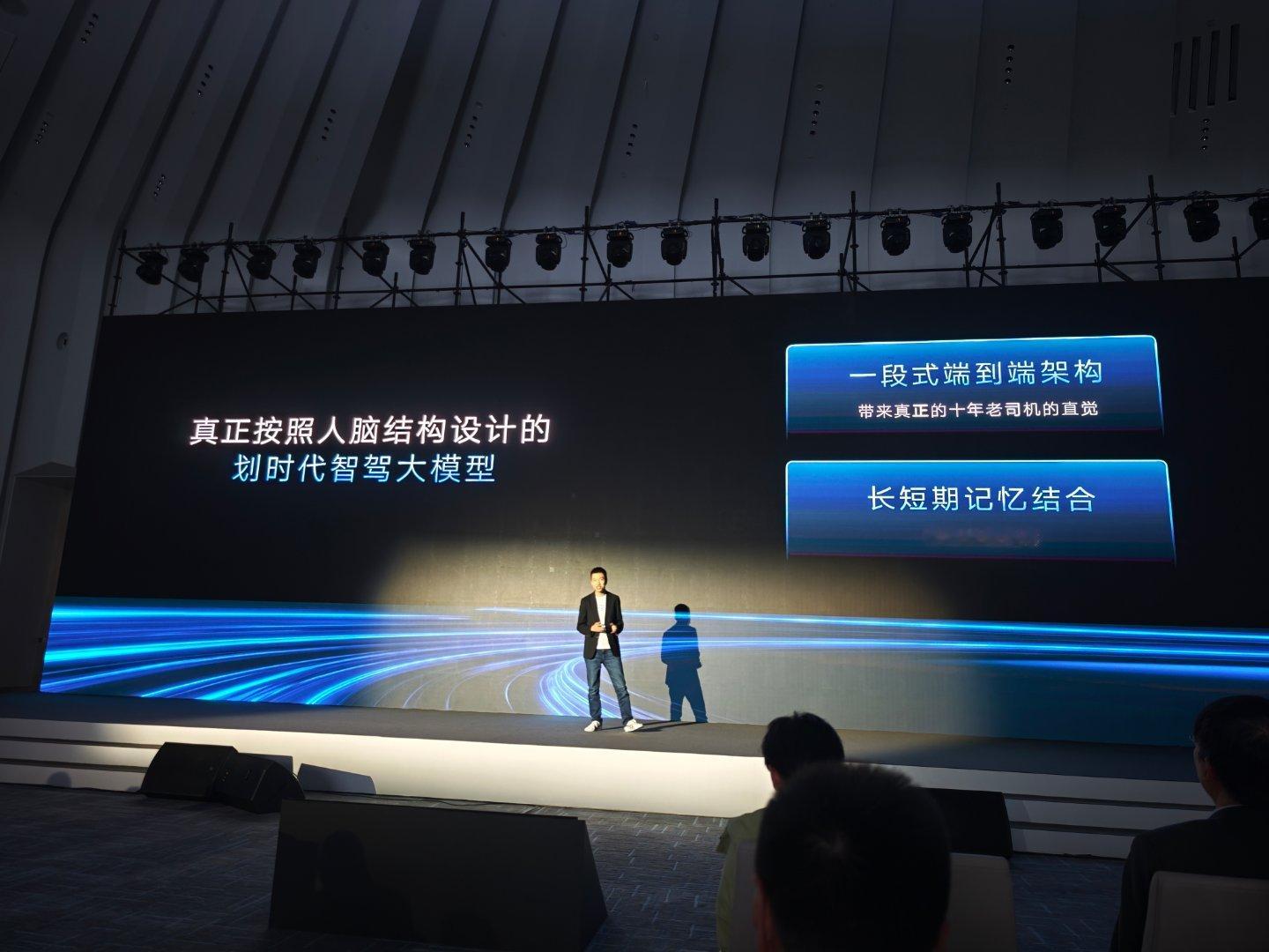 智己&Momenta 的一段式端到端架构图，图3是老的方案，图4是一段式端到端的