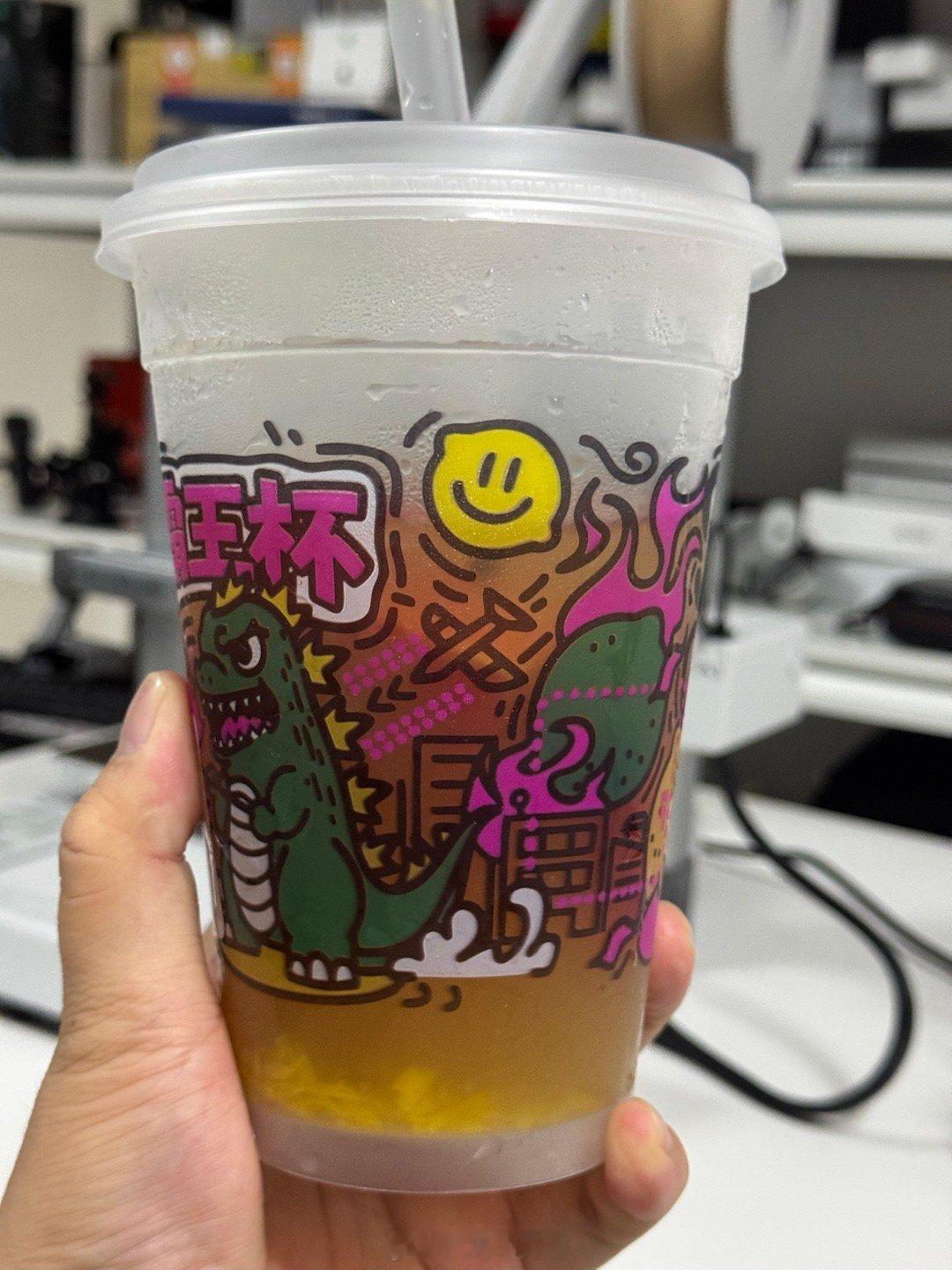 下班前点了一杯超大杯水果茶，热量满满[二哈][二哈] ​​​
