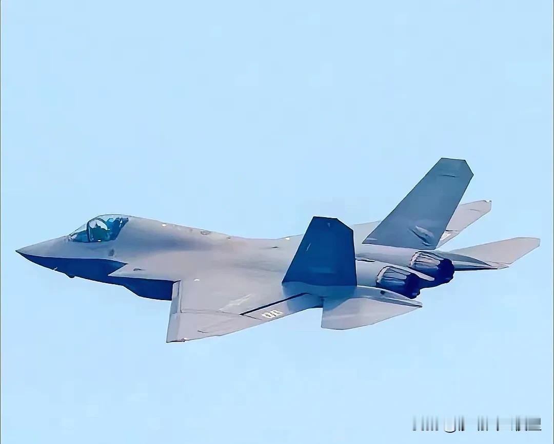 舰载型J-35真的很漂亮，当它和另一款高颜值的J-15T组成飞行编队的时候，自豪