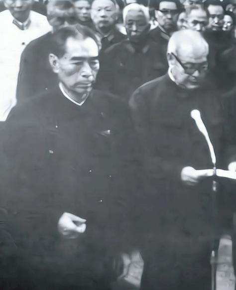 1975年，周总理拖着癌症晚期的病体，参加了贺龙同志的骨灰安放仪式。
贺老总妻子