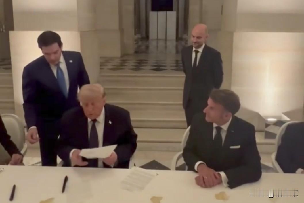 美国总统特朗普在凡尔赛宫签署伊朗协议，告诉身边的法国总统马克龙：
“这件事可不容