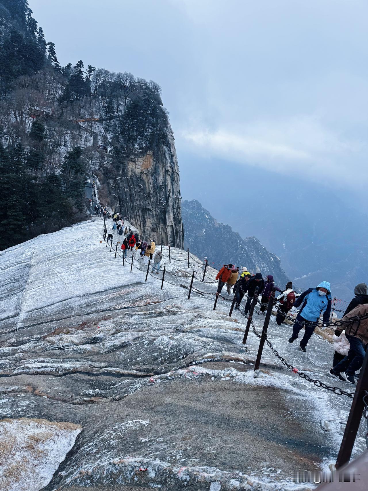 生活再滑
攥紧这根链就能踩实

爬华山这一路，脚踩结着薄冰的石道，手攥着铁链子挪