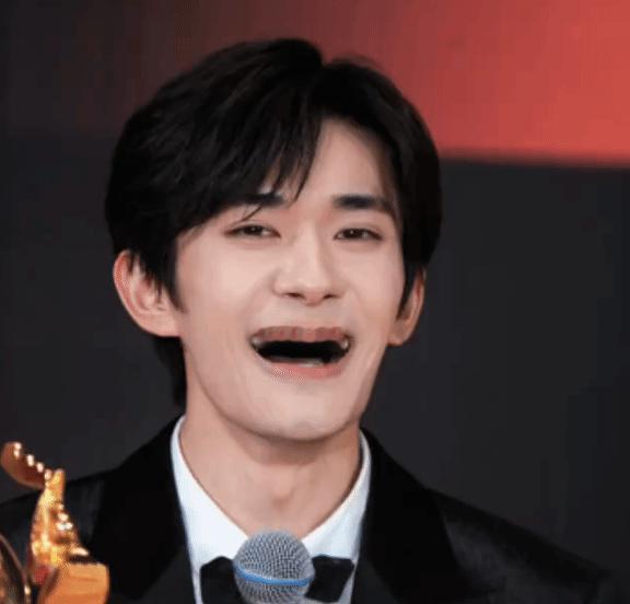 易烊千玺 连头发都是爱你的形状易烊千玺这是他的刘海吗 这么长