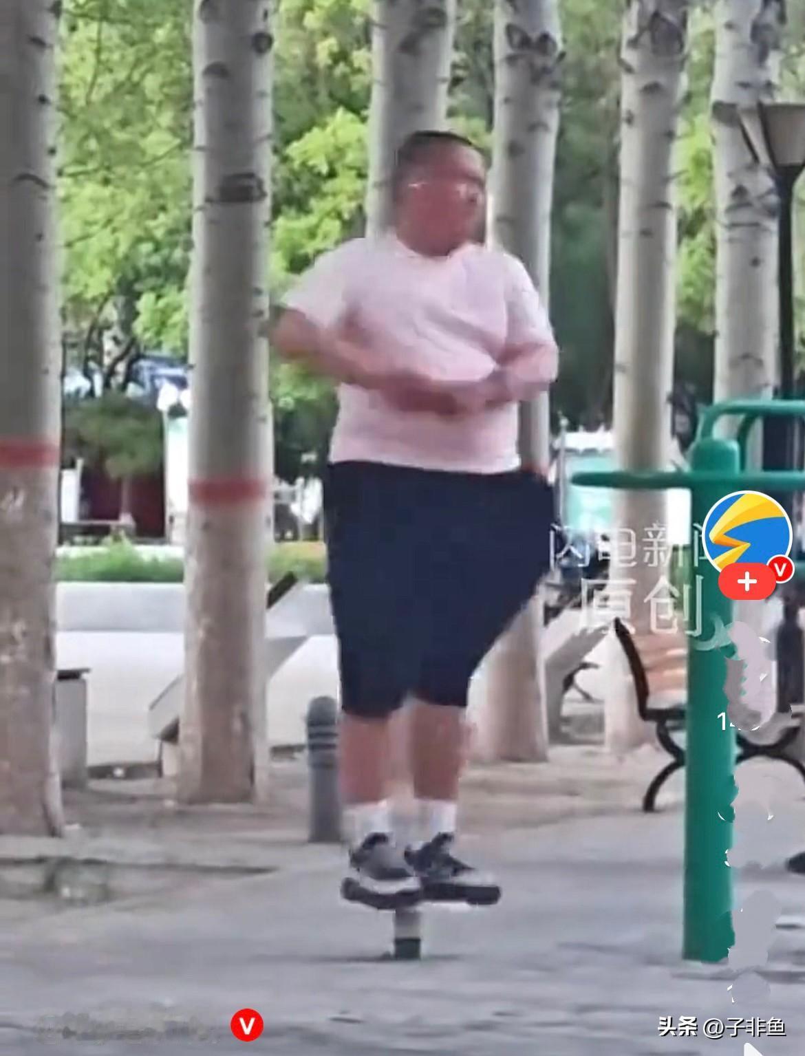 近日，内蒙古包头一公园里，一名身材壮壮的男子站上健身器材的旋转小转盘，双脚稳稳踩
