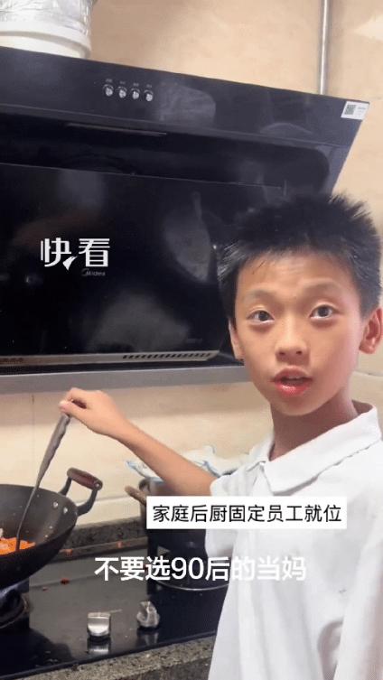 刷到这个视频的时候，我差点把嘴里的水喷出来。
广西一个小男孩，看着也就……七八岁
