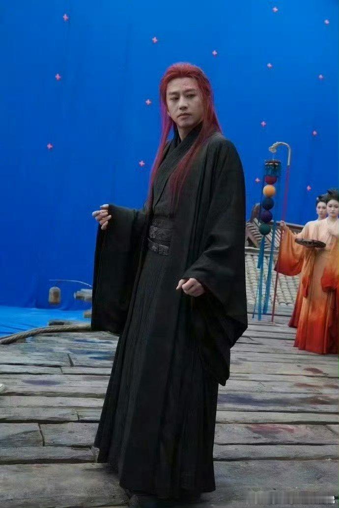 邓超魔童的外表灵珠的内心《刺杀小说家2》片场大揭秘！邓超赤发魔童外表超凶，下一秒