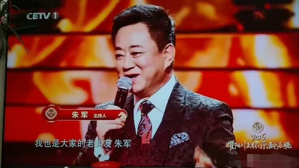 朱军被诬告陷害性骚扰八年后，终于再一次登上舞台主持节目。