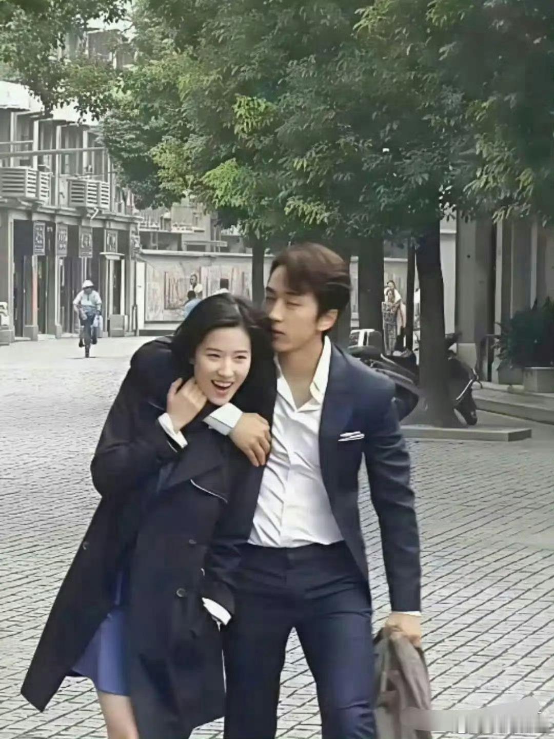 刘亦菲当年和韩国男朋友宋承宪在一起的时候真是亲密啊！ 