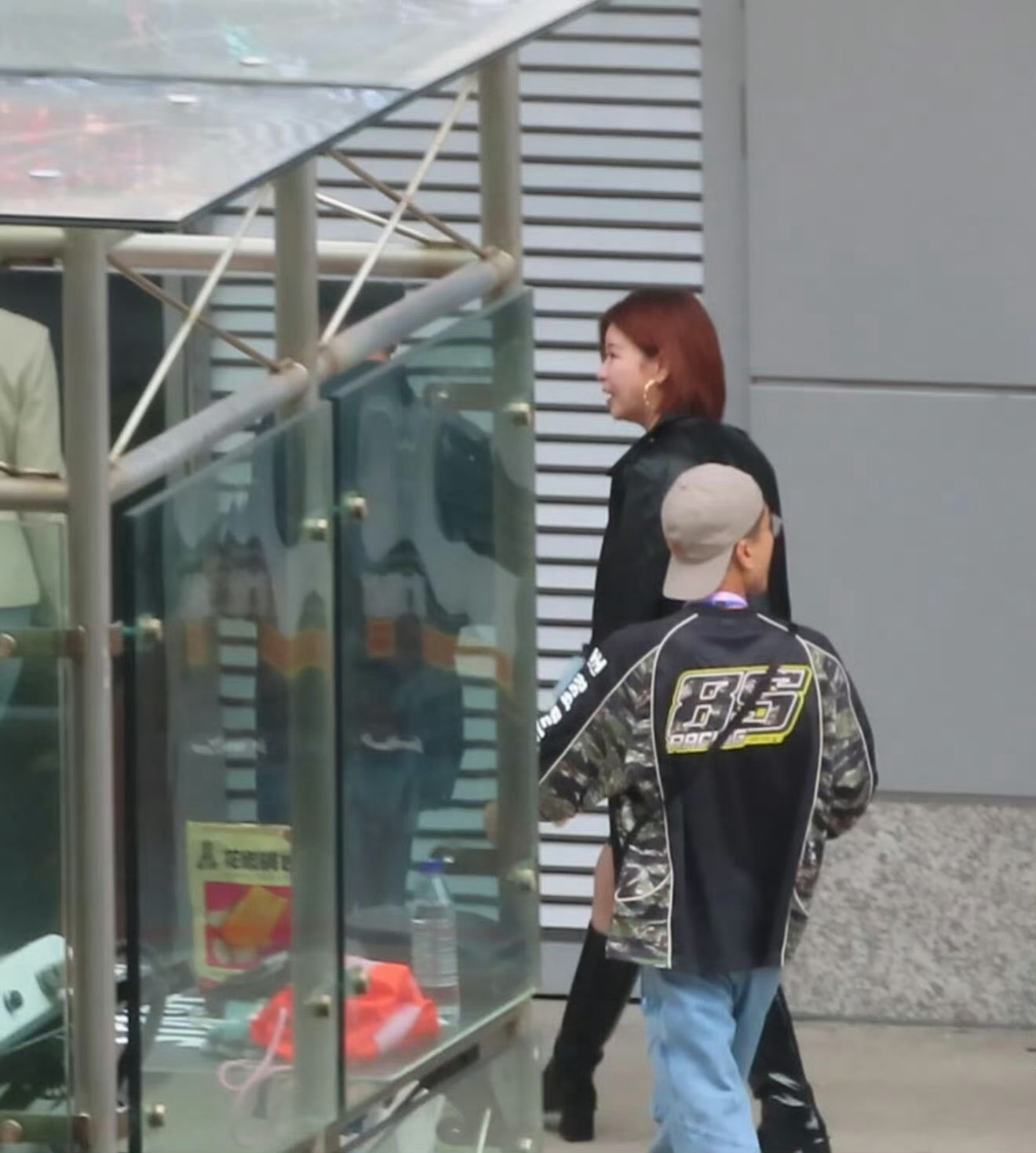 乐华CEO杜华携VOGUE总监刘冲现身王一博赛车赛场，刘冲穿联名款观赛+赛后晒合