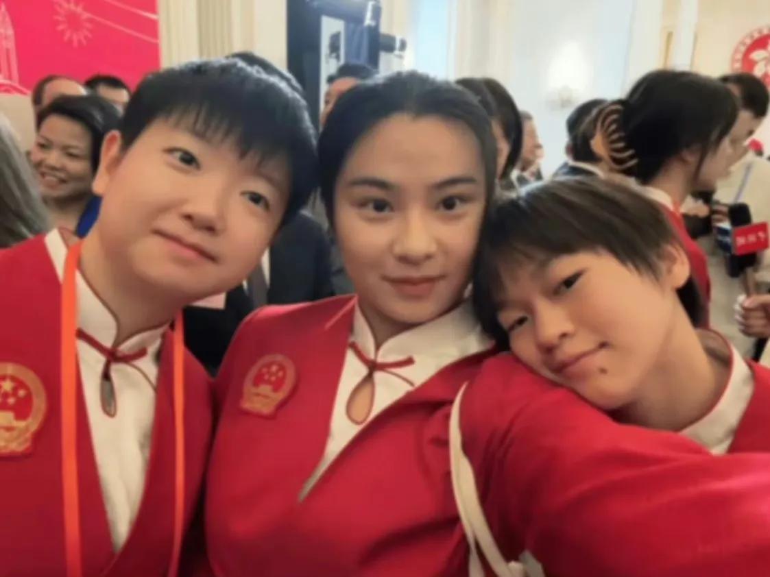 哇塞！三大冠军的美照曝光啦！🏆🌸
快看这张合照，简直美翻了！国乒混双冠军孙颖