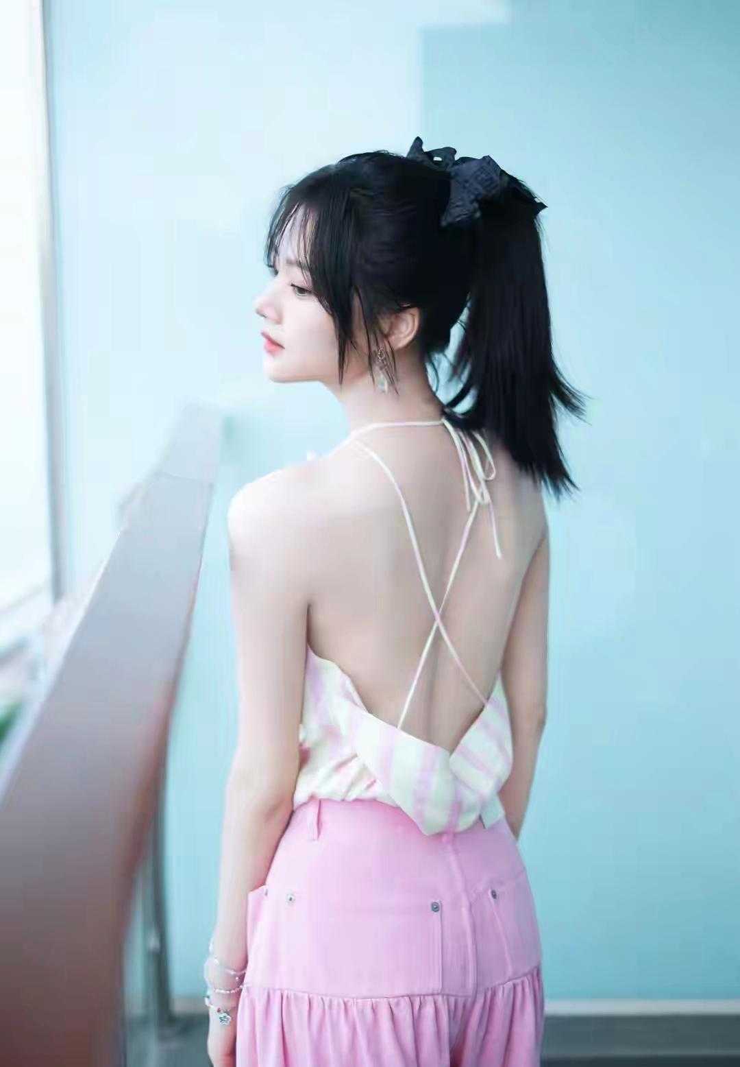 任敏不愧是氛围感少女，灵动鲜活，瞬间击中少女心！ 