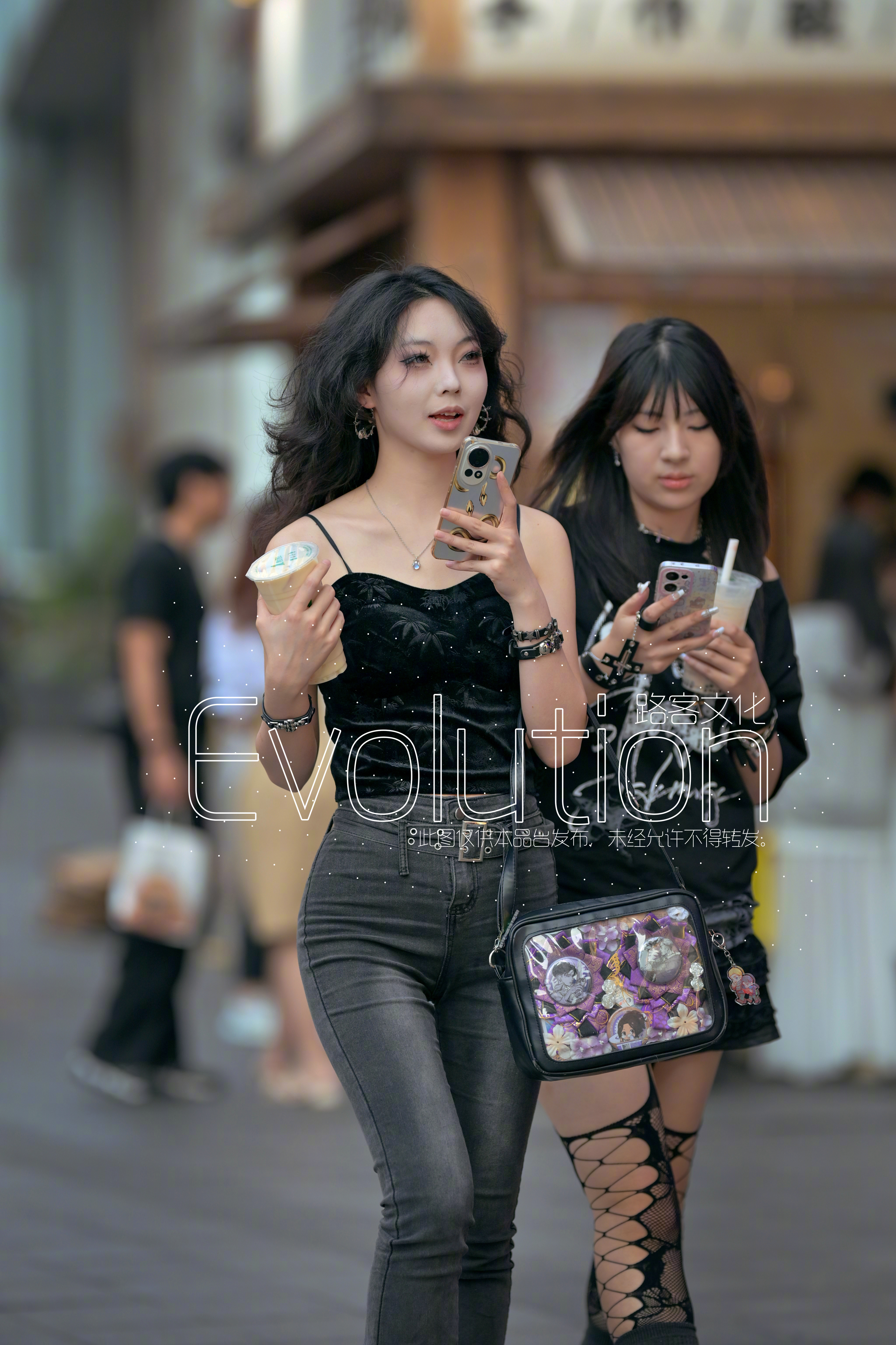 两个小姐姐都酷酷的 ​​​