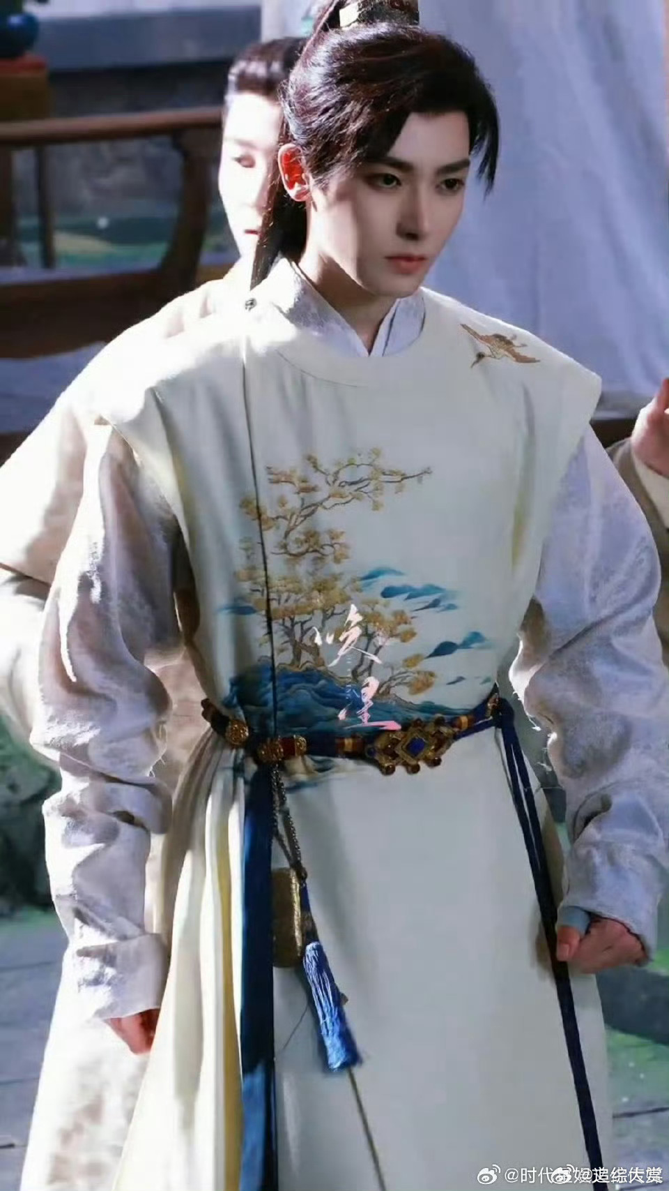 玉茗茶骨领衔主演侯明昊娜扎 侯明昊在《玉茗茶骨》里的扮相太绝了，身着长袍，身姿挺