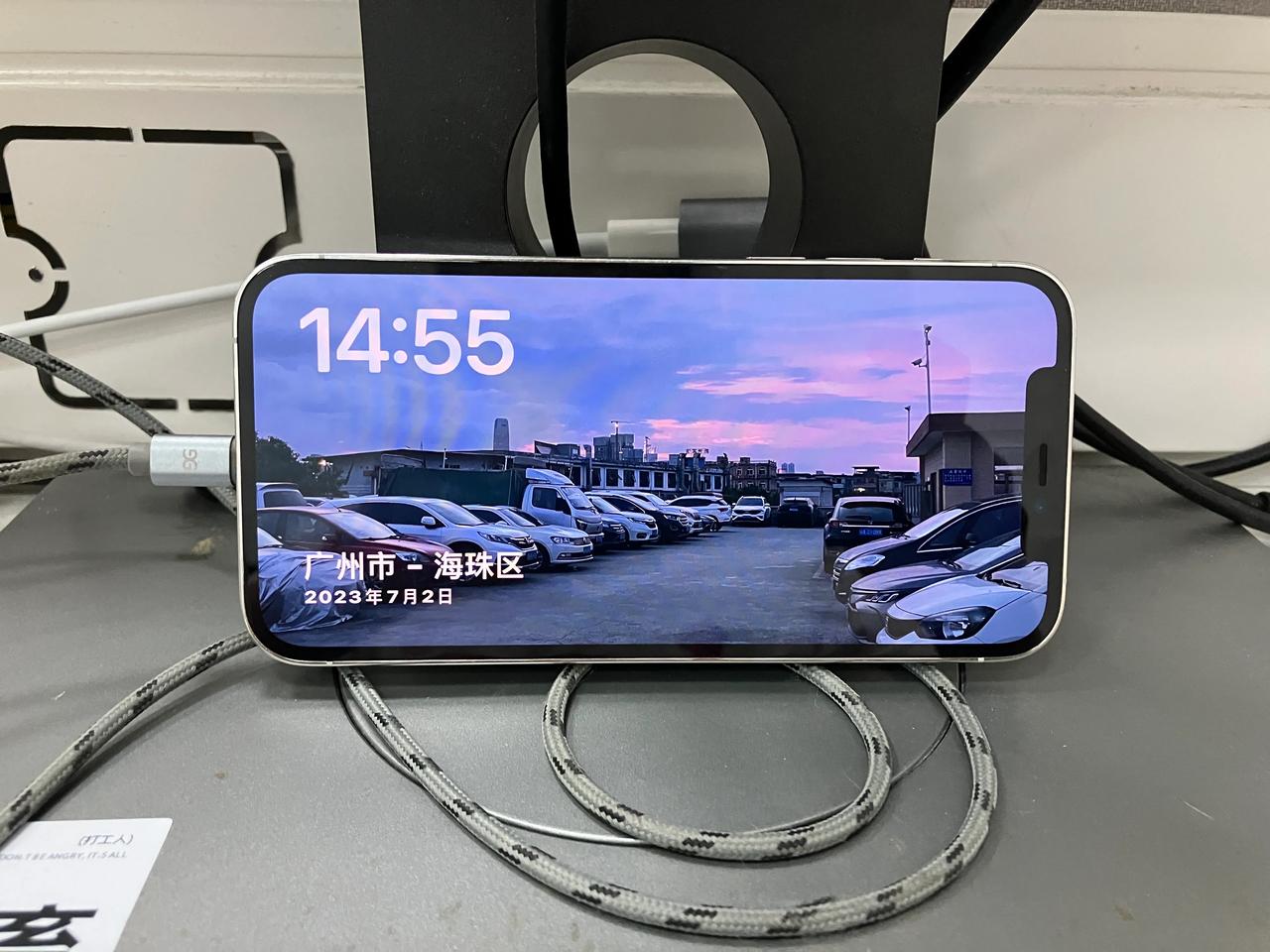 iOS17这个充电熄屏待机显示确实挺好玩的[奸笑]可以显示一张照片当壁纸时钟，大