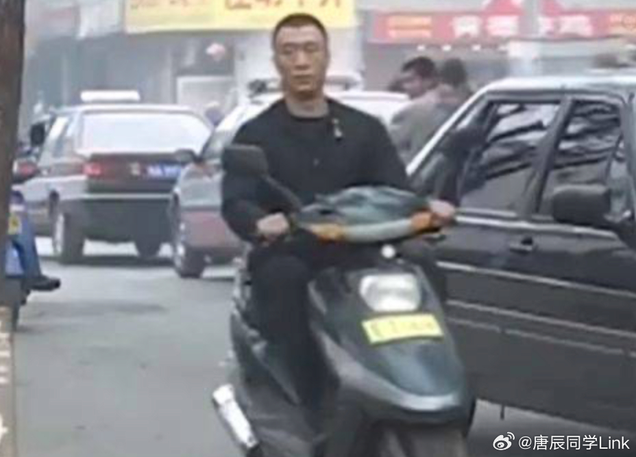 红果降智是必然的，有诗为证：天天看红果，博士奈我何？回村搞农业，年赚亿万多。乡亲