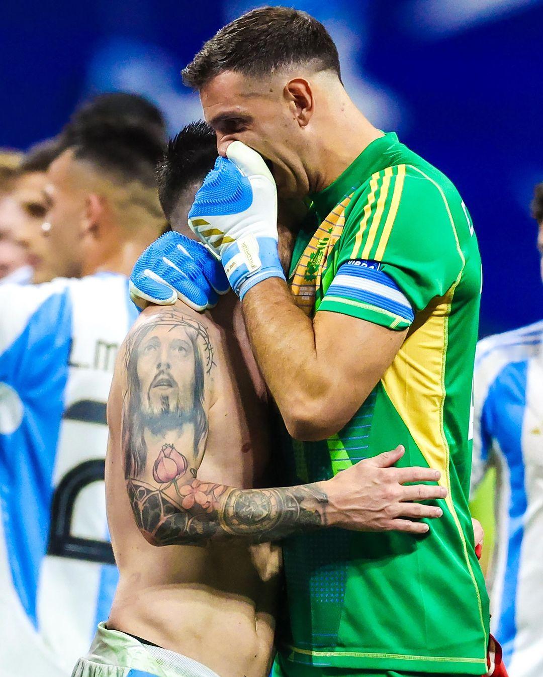 阿根廷国家队官推：他的守护天使💙#梅西[超话]##梅西0624生日快乐# ​​