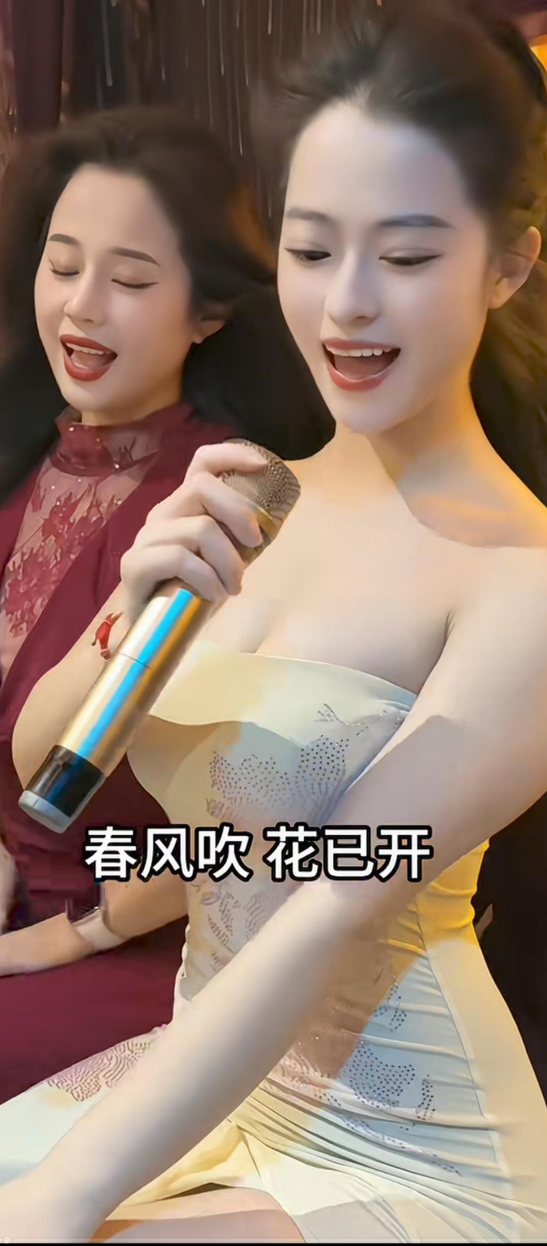 春风吹 花已开，母女歌声绕耳畔