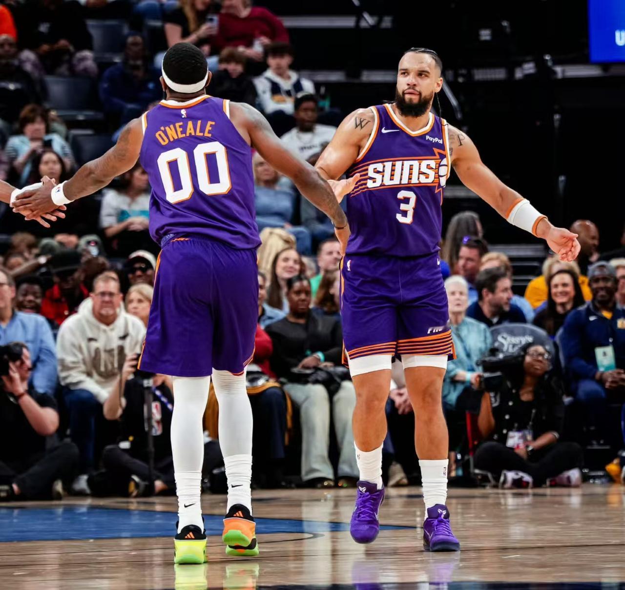 7人得分上双！太阳行云流水的进攻击垮了灰熊的防线。
灰熊今日战太阳，全员不在状态