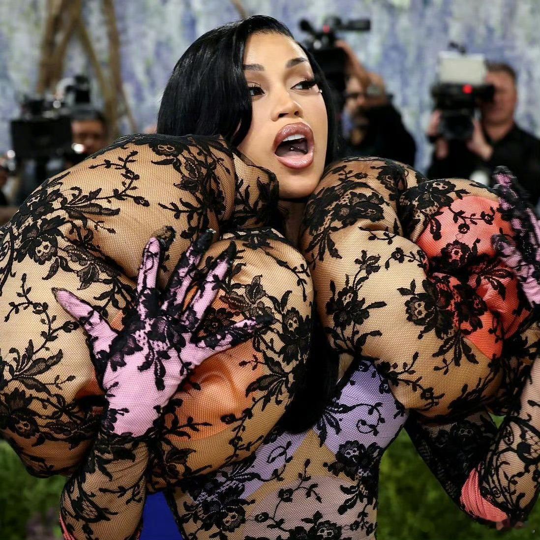 Cardi B依旧出位造型，好像🐻都长身上了 我的臀部翘得能抬起一桶矿泉水Me