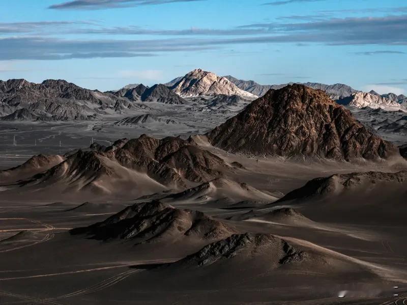 气温由啥决定？这里面门道可不少。纬度是个关键因素，低纬度地区太阳直射，辐射时间长