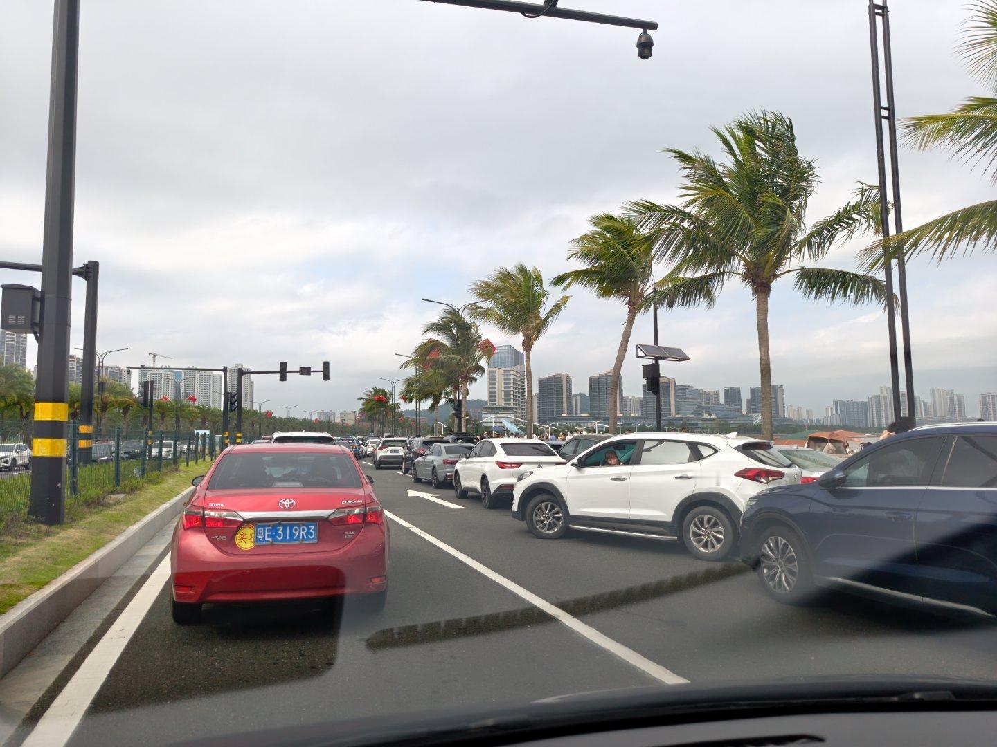 五一的珠海已经被游客狂暴鸿儒路边停了三排车，从来没堵成这样 