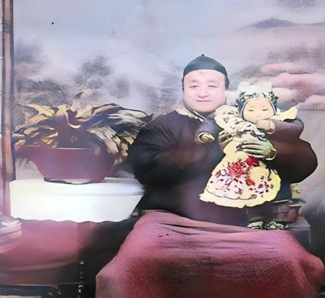 1918年，这名被父亲抱在怀里的小姑娘只有一岁。她并不会料到父亲将于一年后去世，