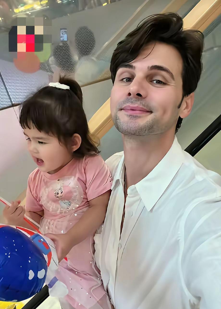 盈公主的三个孩子中，小凯莉应该是最幸福的一个了吧？因为她有妈妈爱，也有爸爸阿迪对