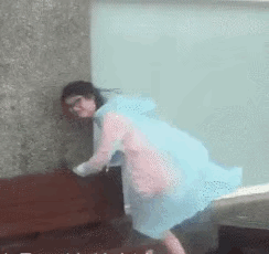 女孩子还敢一味追求瘦吗？风就大一点点而已，连路都走不了。